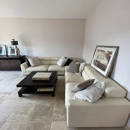 Avenue Foch Penthouse アパート